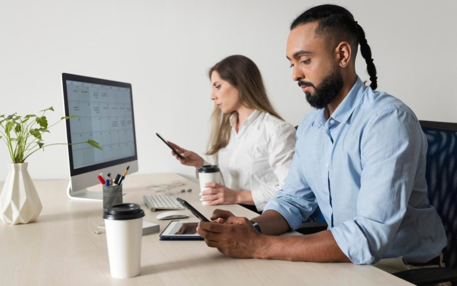 Professionnel analysant des modèles financiers complexes